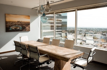 陽当りの良い8人用会議室