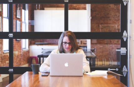 WorkWithで集中作業中の女性会員